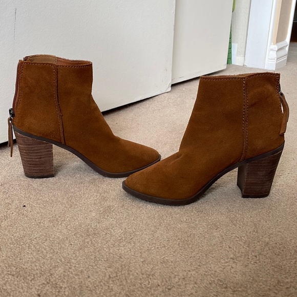 B.P. Genuine Leather Brown Ankle Boots size 6 - Picture 3 of 6